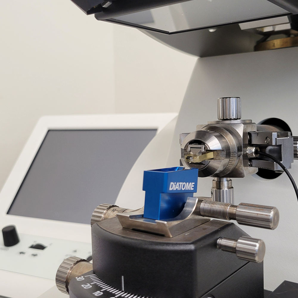 A block being cut by an ultramicrotome