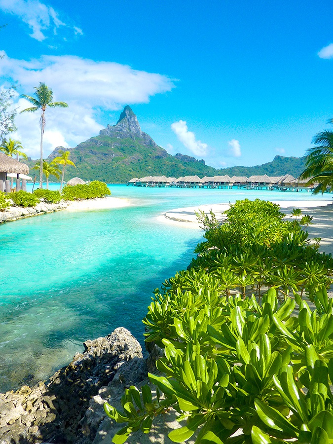 Tahiti_BoraBora_LodgesMtOtenamu_445281547_PERM-Shutterstock-Inc_900px.jpg