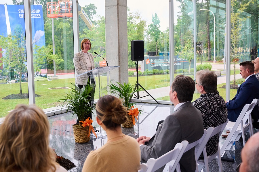 Dean Roper addresses guests. 