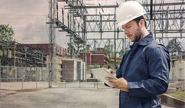 Worker using a tablet wearing a hardhat