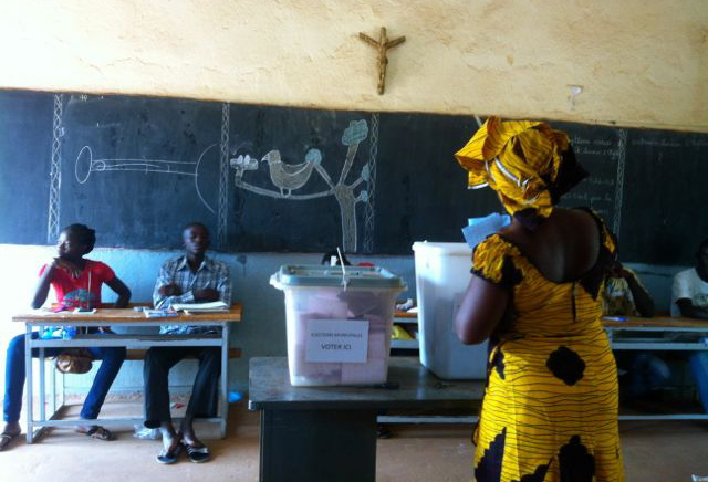Woman voting in a Burkina Faso town