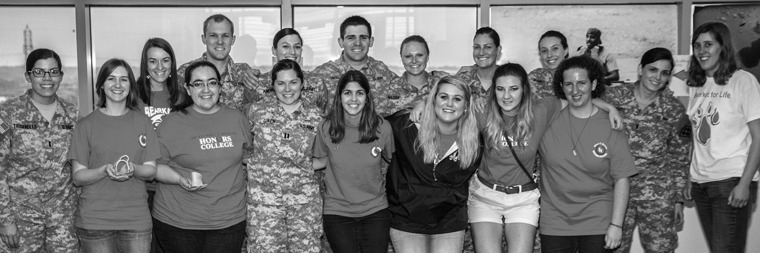 SHSU students pose arm-in-arm with recovering veterans.