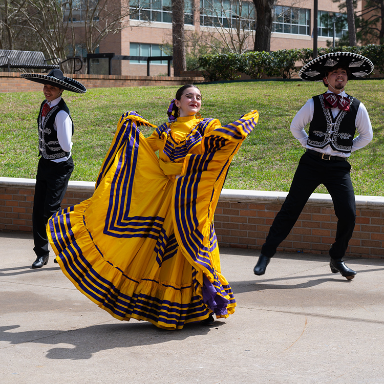 Alma Folklórica dancers perform together