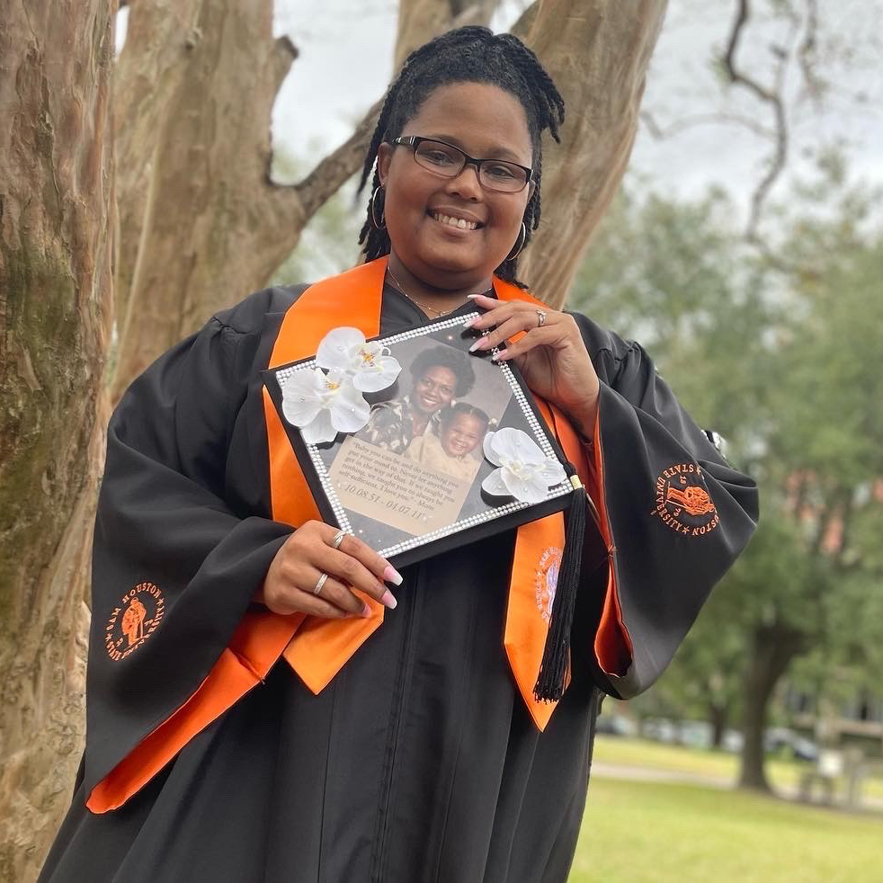 Jessica posing with her decorated mortarboard.