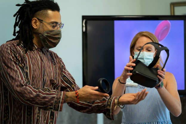 faculty demonstrate VR2 