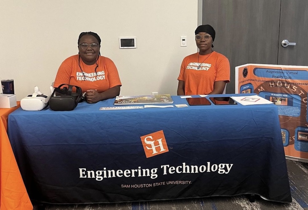 Kennedy McFarland and Keishala "KiKi" Brown provide host a table for VR Club at a campus event.